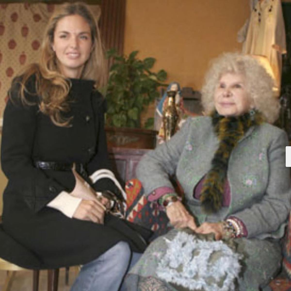 Tras su divorcio de Cayetano en 2007, la duquesa de Alba siguió invitando a palacio a Genoveva Casanova.