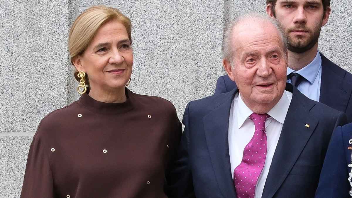 La infanta Cristina junto a su padre, el rey emérito Juan Carlos I, quien reside en Abu Dabi desde el 2020.