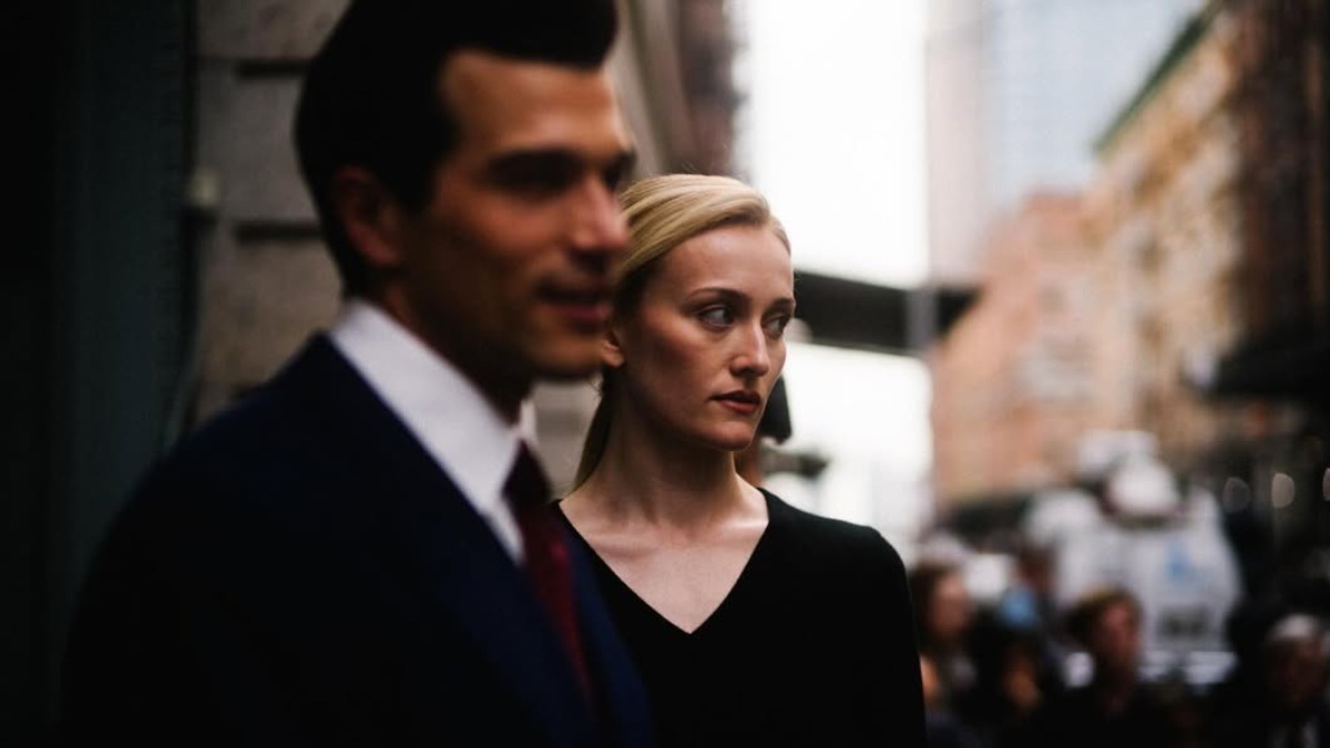 Desde su icónico vestido de novia al anillo de compromiso que le dio JFK Jr. y más: ¿qué pasó con la ropa de Carolyn Bessette-Kennedy tras su muerte?