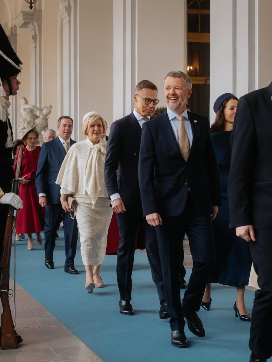 El rey Federico de Dinamarca, entre los invitados a la recepción.