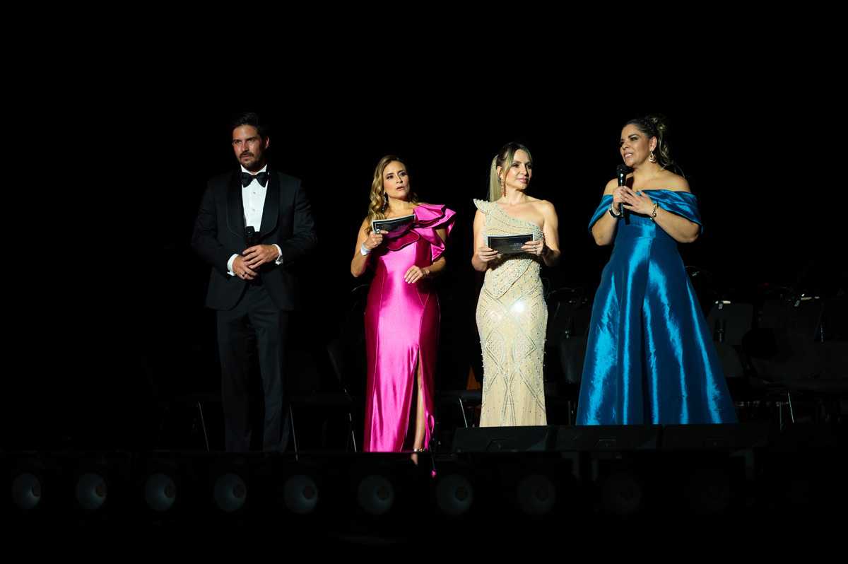 Víctor González Herrera, Linette Puente, Erika Saba y Astrid García.