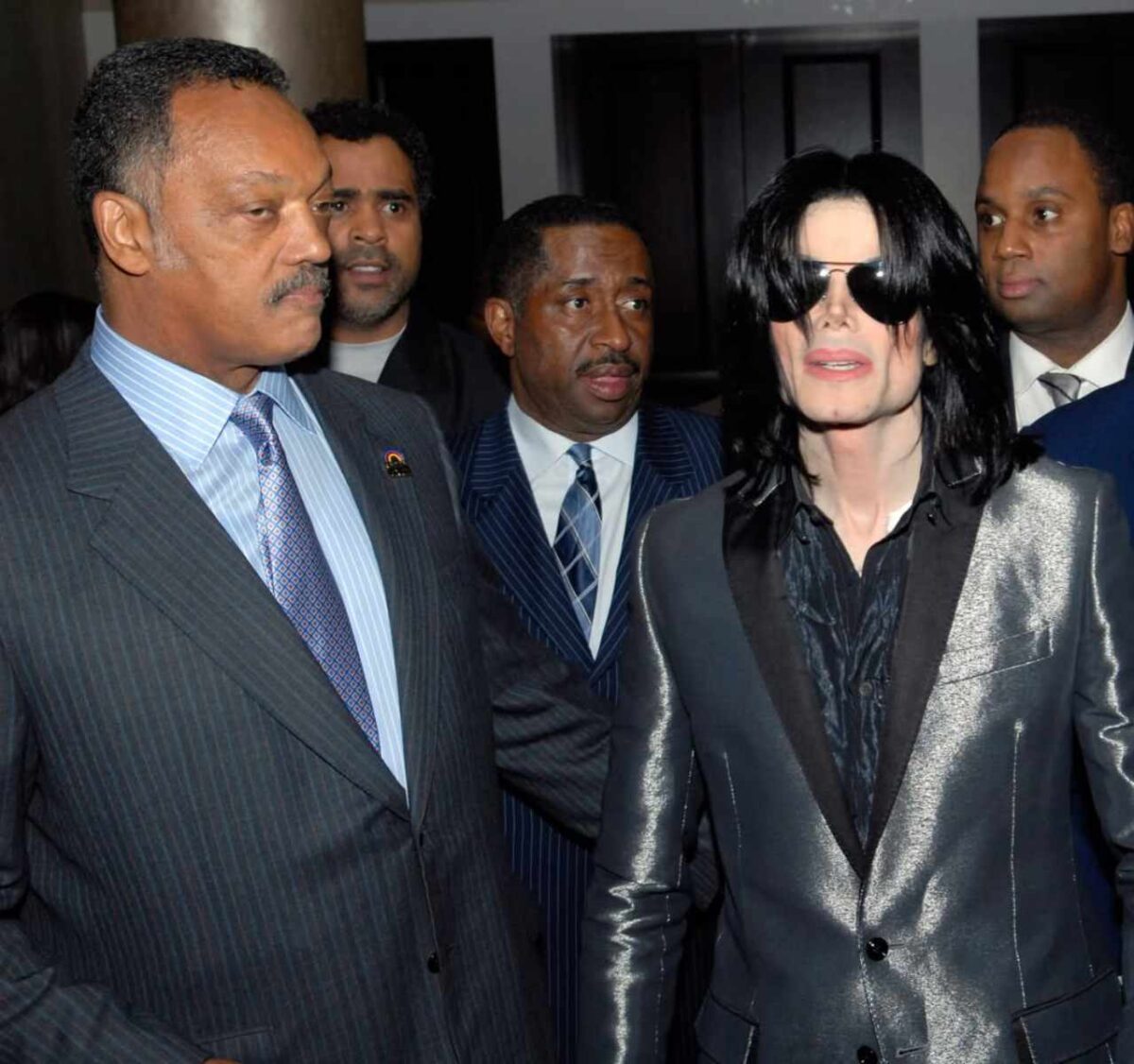 Los hermanos que hoy demandan a Michael Jackson, lo defendieron hace años.