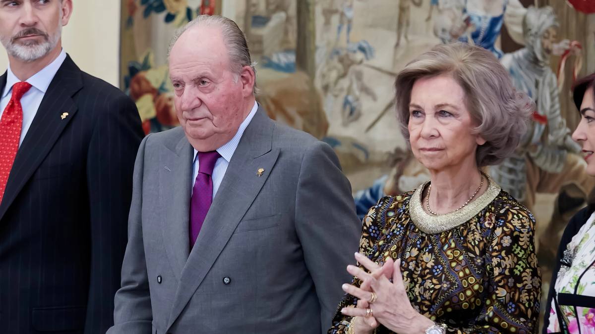 Homenaje en París al rey emérito Juan Carlos de España pone en evidencia su ruptura familiar con el rey Felipe y la reina emérita Sofía