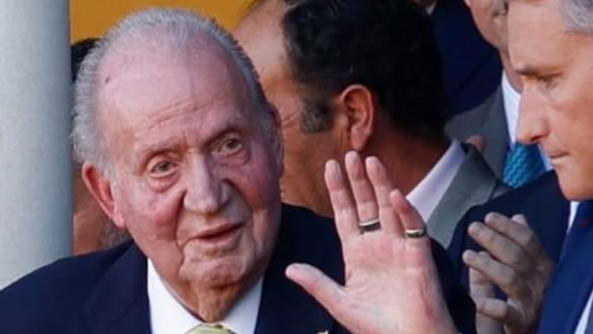 Entre ovaciones, arropado por sus nietos y la infanta Elena: así fue el gran regreso del rey emérito Juan Carlos a Sevilla tras años de ausencia