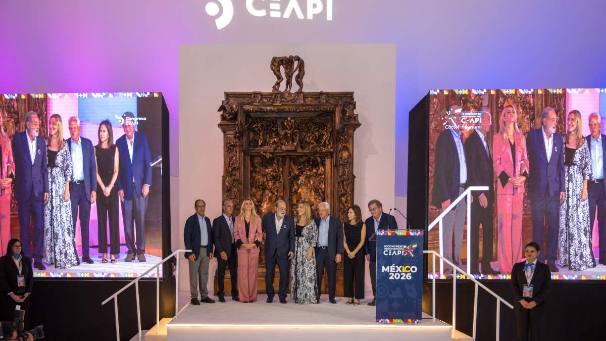 Carlos Slim recibe la Medalla de Honor del CEAPI en el IX Congreso Iberoamericano en Ciudad de México