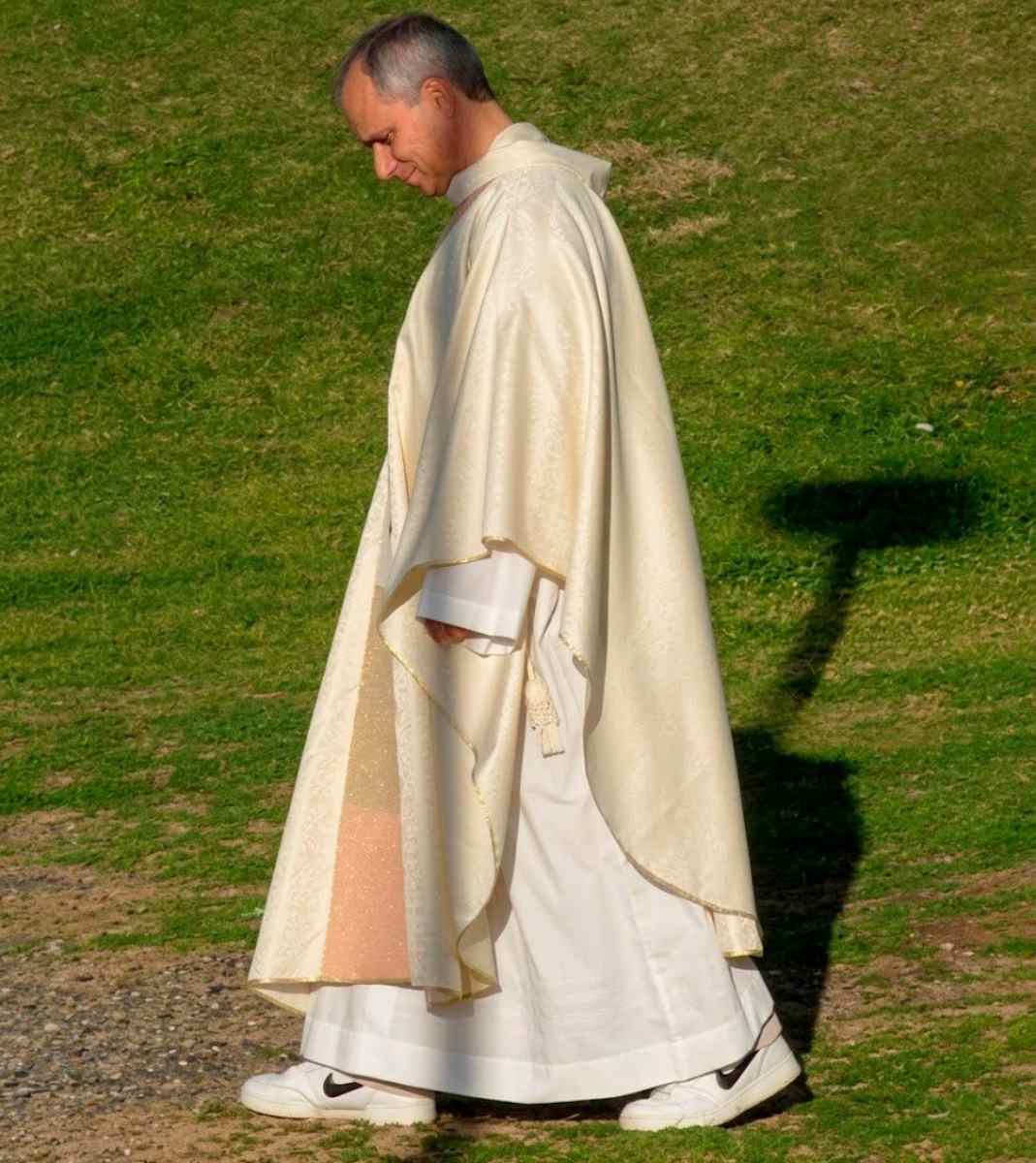 El Papa León XIV apareció en un documental con unos tenis de Nike.