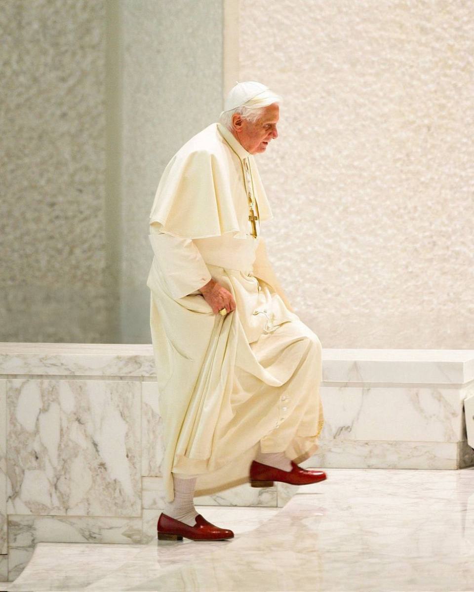 Benedicto XVI usó zapatos rojos de piel.