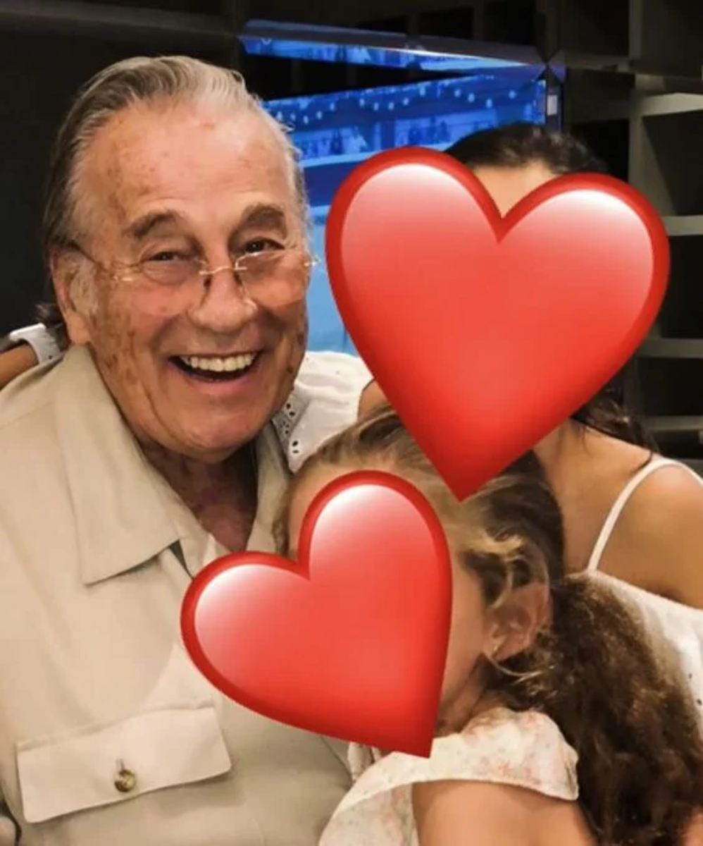 Victoriano Valencia es un abuelo presente para sus nietas, hijas de Paloma Cuevas.