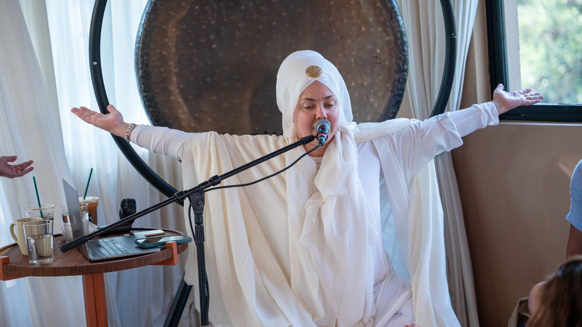 Gurujas imparte una poderosa clase de yoga al ritmo de Belinda Carlisle