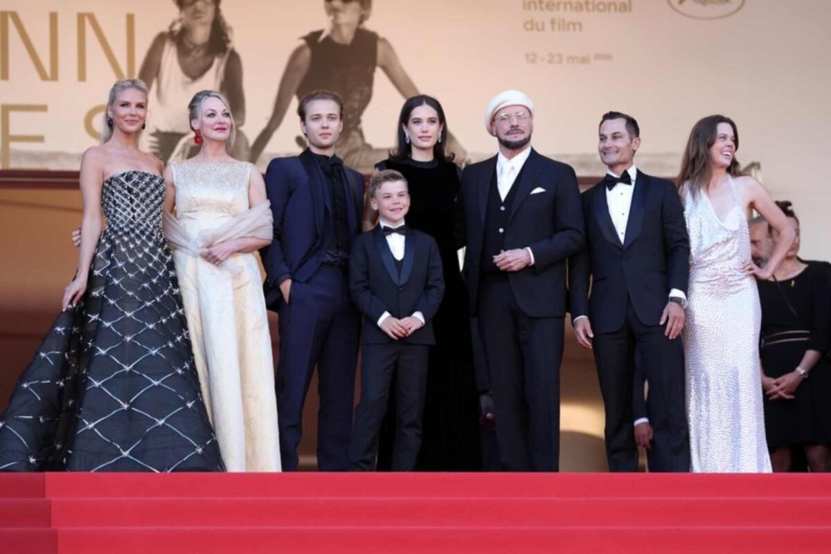 John Travolta debutó como director de la película Propeller One-Way Night Coach (Ven a volar).