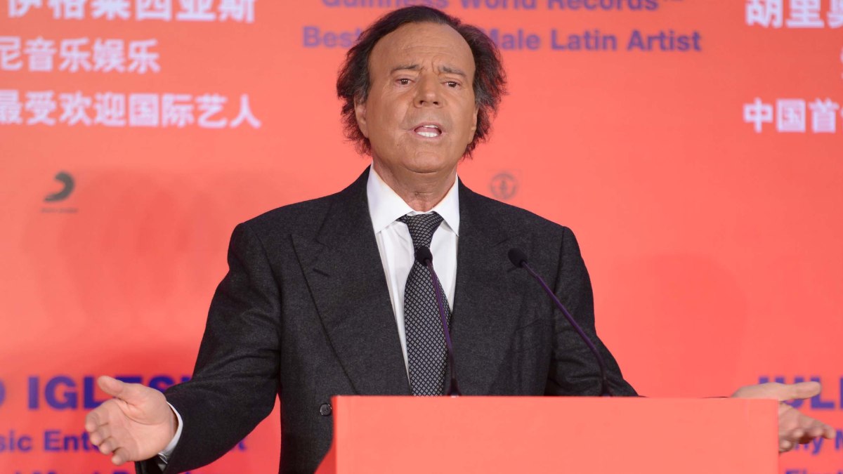 Julio Iglesias busca que el medio que lo acusó de agresión sexual contra dos exempleadas lo indemnice.