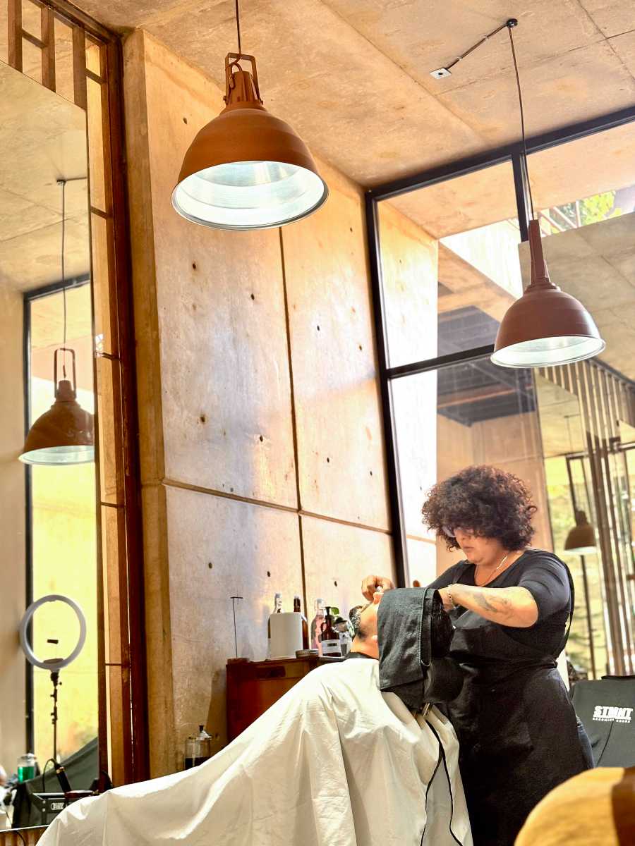 En The Strand Barbers ofrecen servicios de corte de pelo, barbería, manicure, pedicure, entre otros.