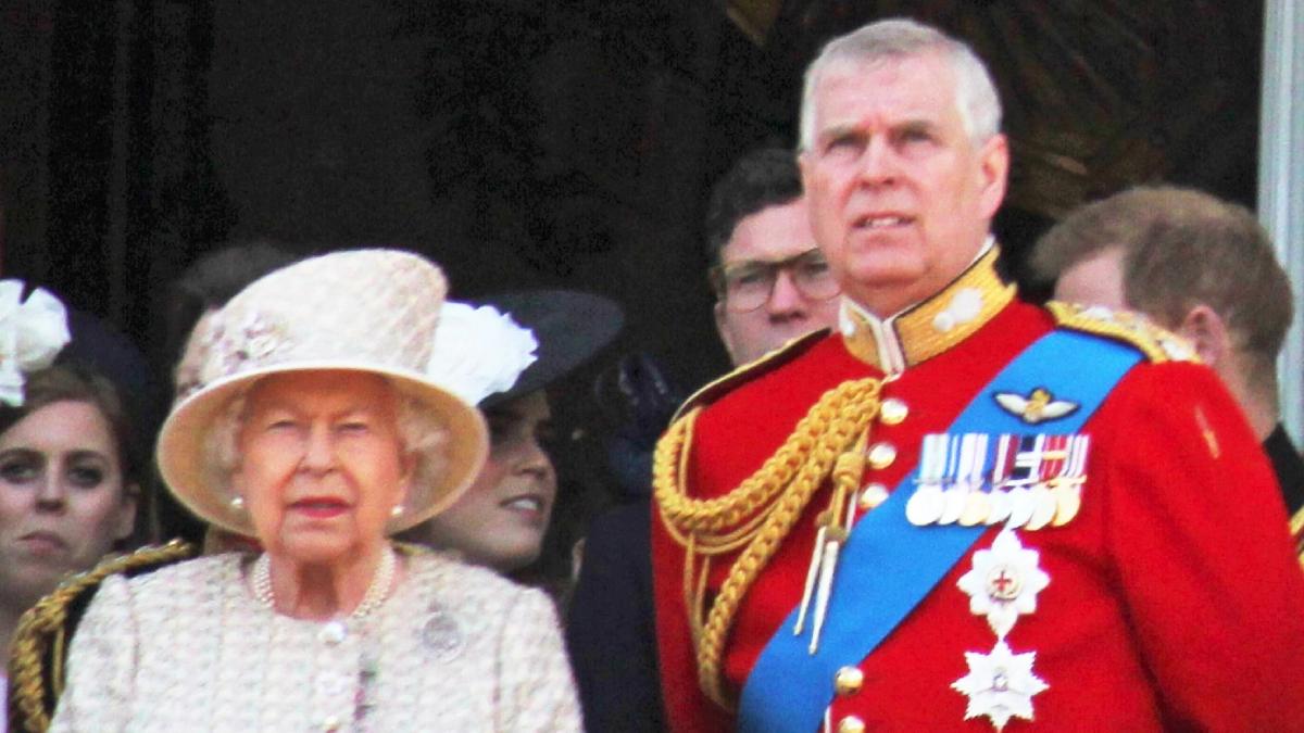 Se dio a conocer que la reina Isabel II solicitó que su hijo Andrés fuese nombrado representante oficial de comercio exterior británico en 2001.