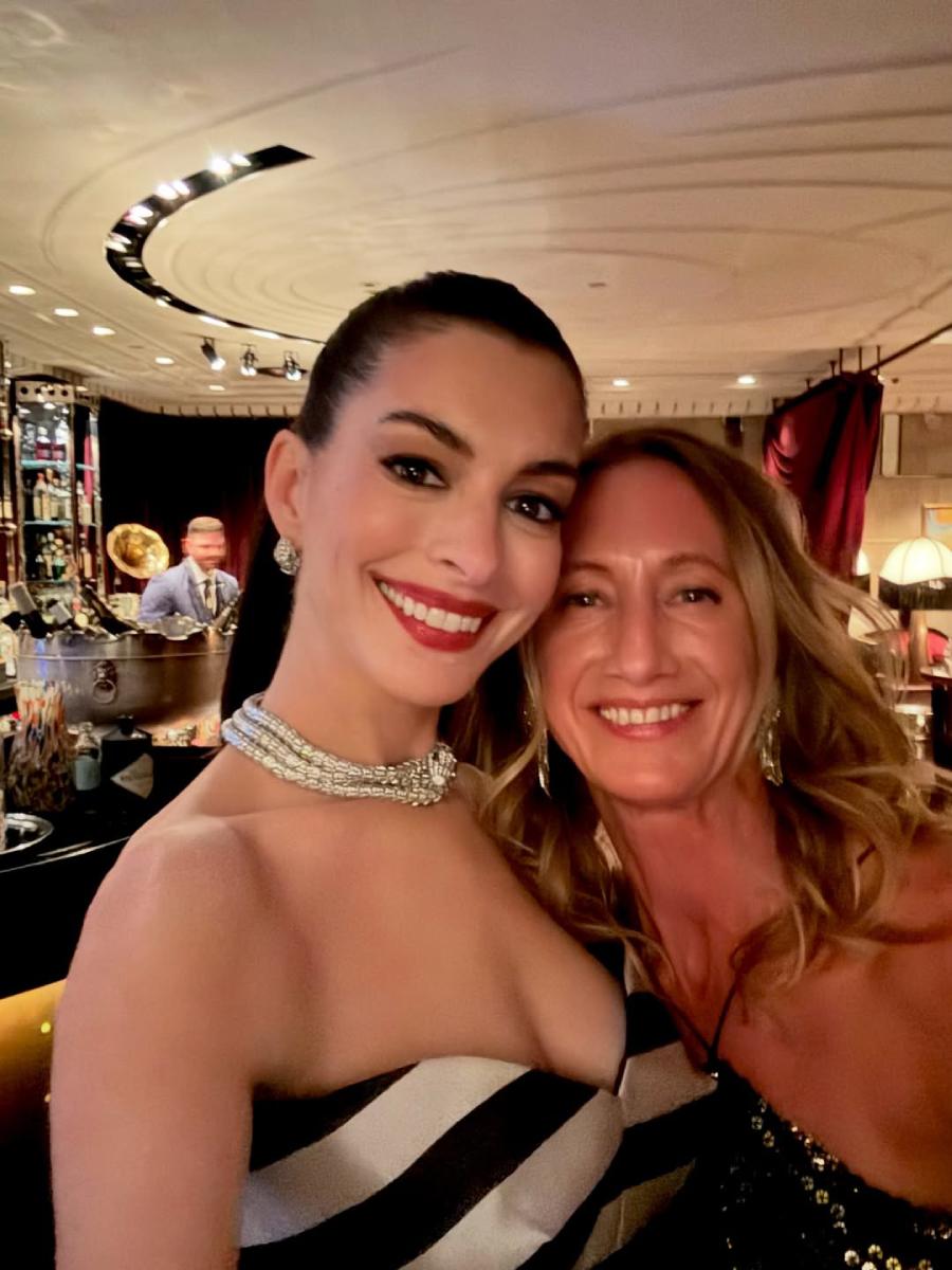 Anne Hathaway con su entrenadora personal, Monique Eastwood.