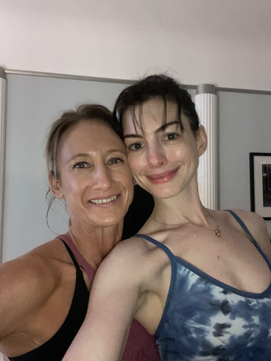 La actriz Anne Hathaway lleva cuatro años entrenando con Monique Eastwood y los resultados le han dejado una figura esbelta y tonificada.