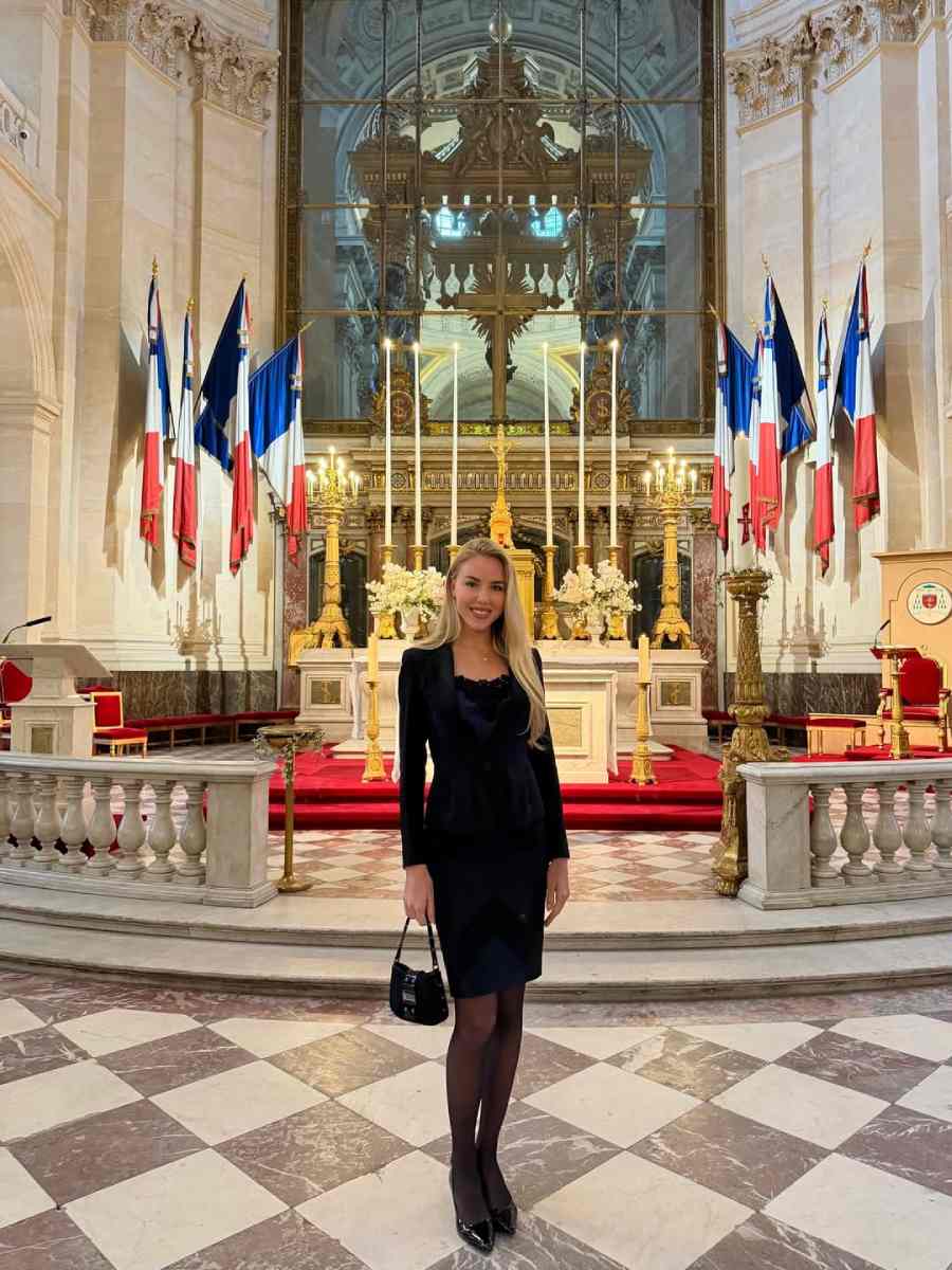 María Carolina de Borbón-Dos Sicilias se ha convertido en una de las figuras más observadas de la vida pública francesa debido a su relación con Jordan Bardella. 