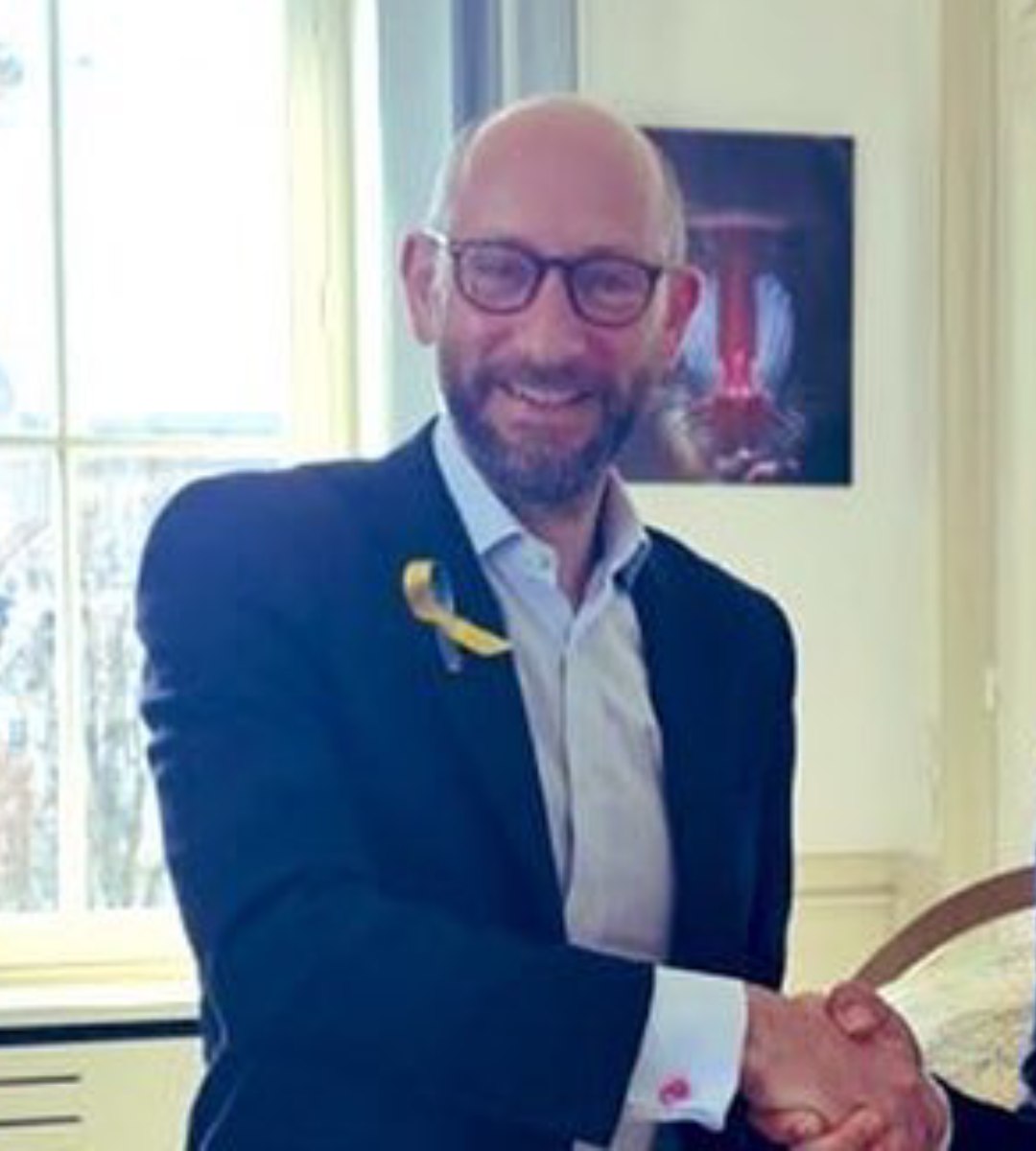 Theo Rycroft, secretario privado del rey Carlos III, quien, según diarios británicos, ha asumido la misión de reunir a los hermanos William y Harry.