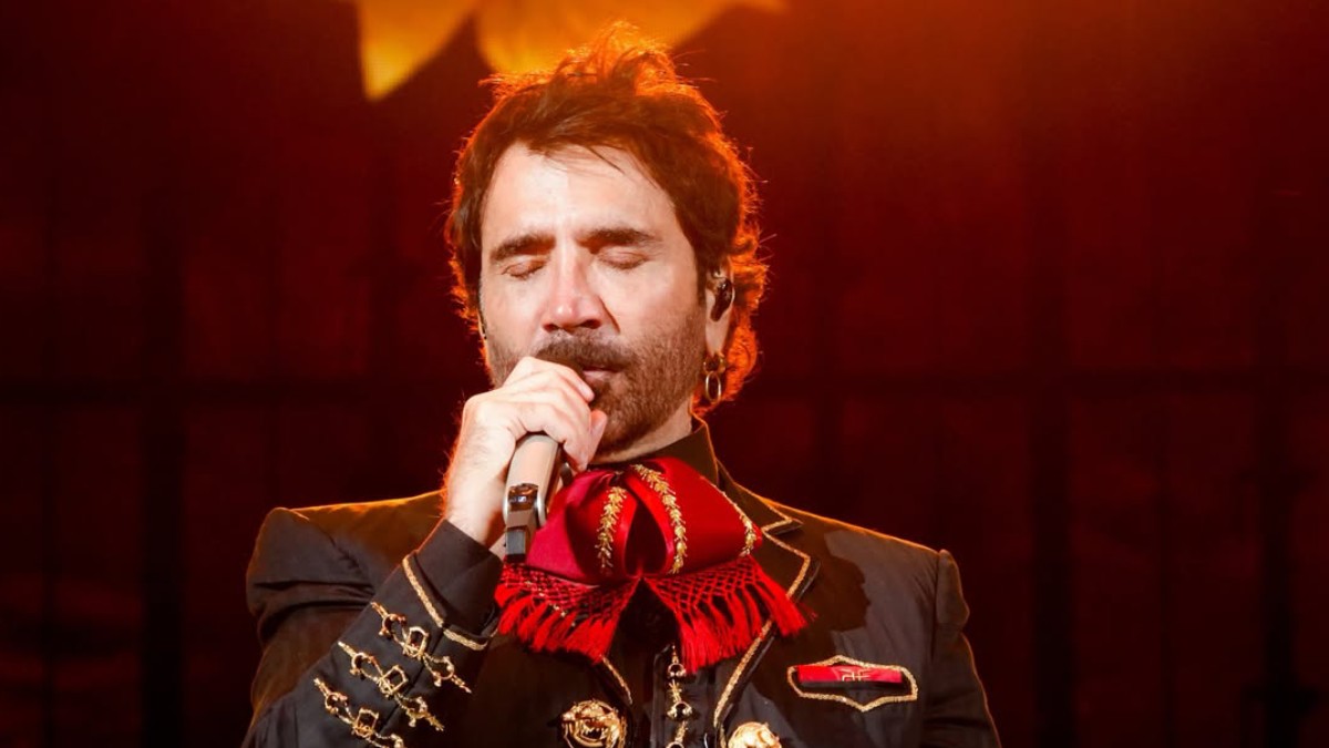 La lengua de Alejandro Fernández generó diversas reacciones entre su público, ante la preocupación por una posible condición de salud del cantante.