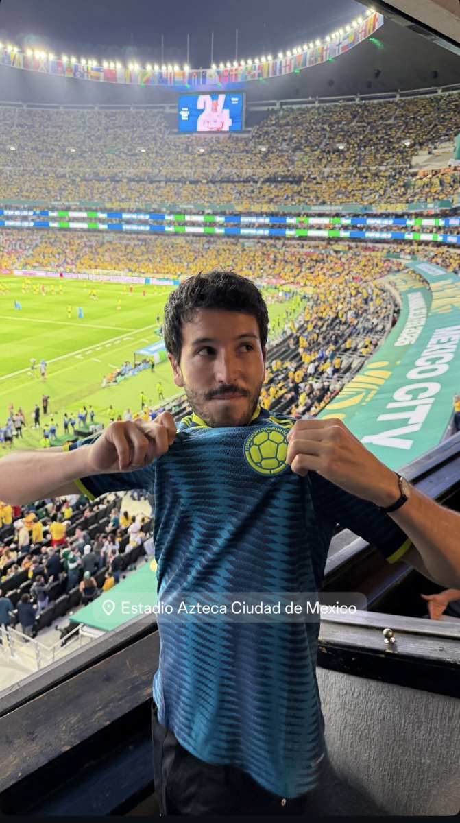 Sebastián Yatra disfrutó del partido de Colombia contra Uzbekistán desde el Estadios Ciudad de México.