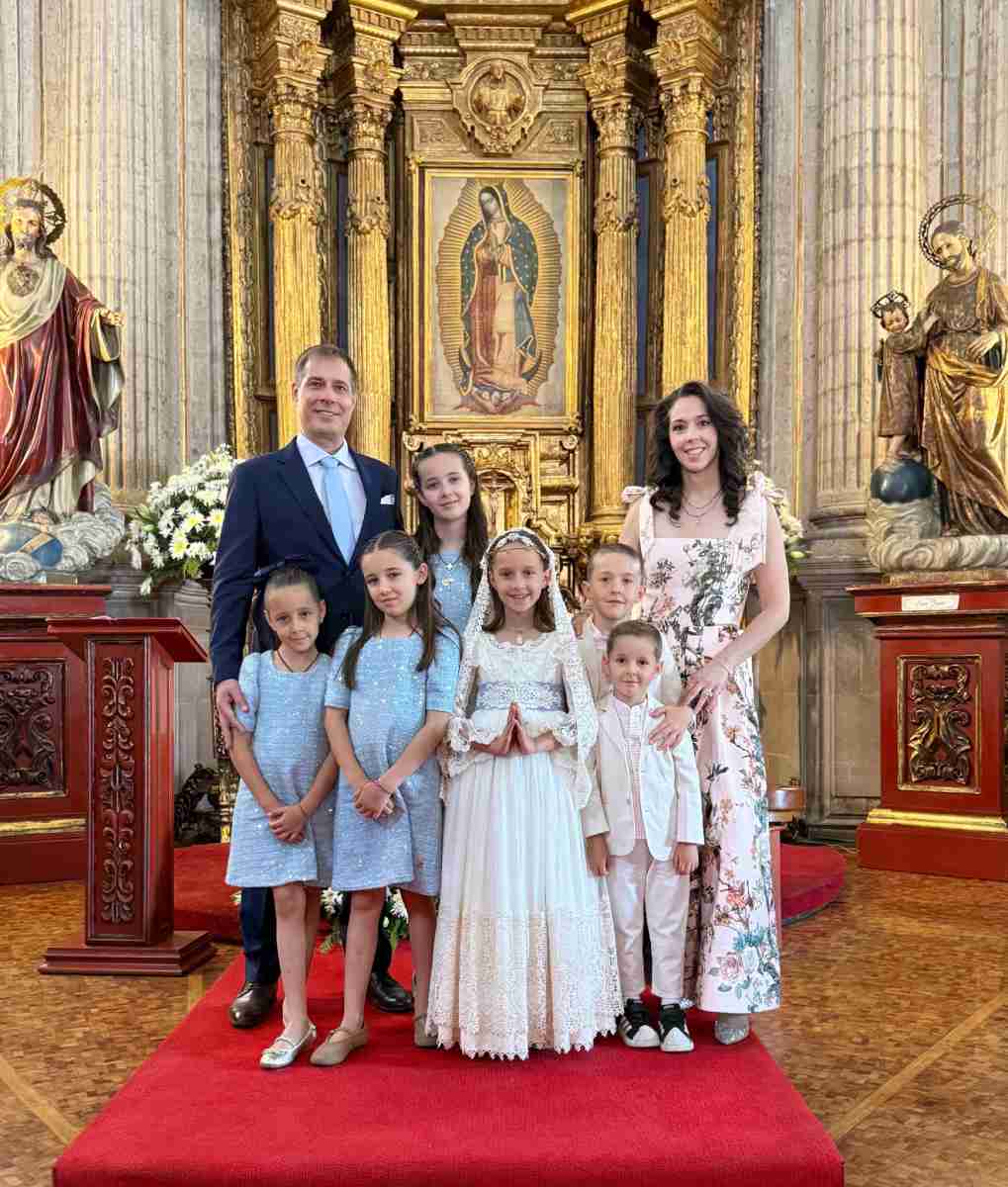 Gianna con su familia durante su primera comunión.