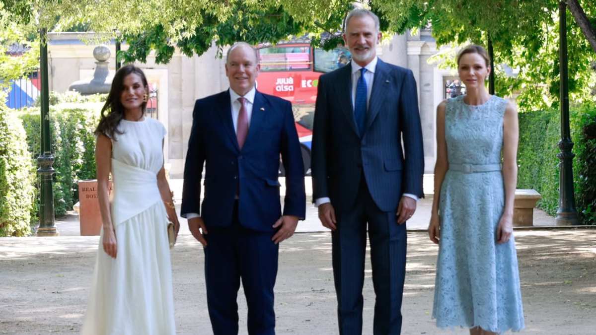 Desde las reverencias hasta el lenguaje corporal: los gestos que marcaron el encuentro de Felipe VI y Letizia con Alberto y Charlène de Mónaco