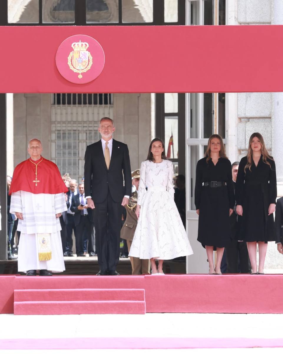 La reina Letizia eligió su estilismo de acuerdo al  “privilegio del blanco”.