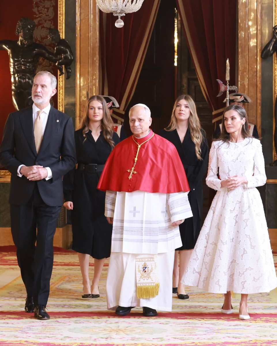 Las hijas de los reyes de España vistieron de negro como lo dicta el protocolo.