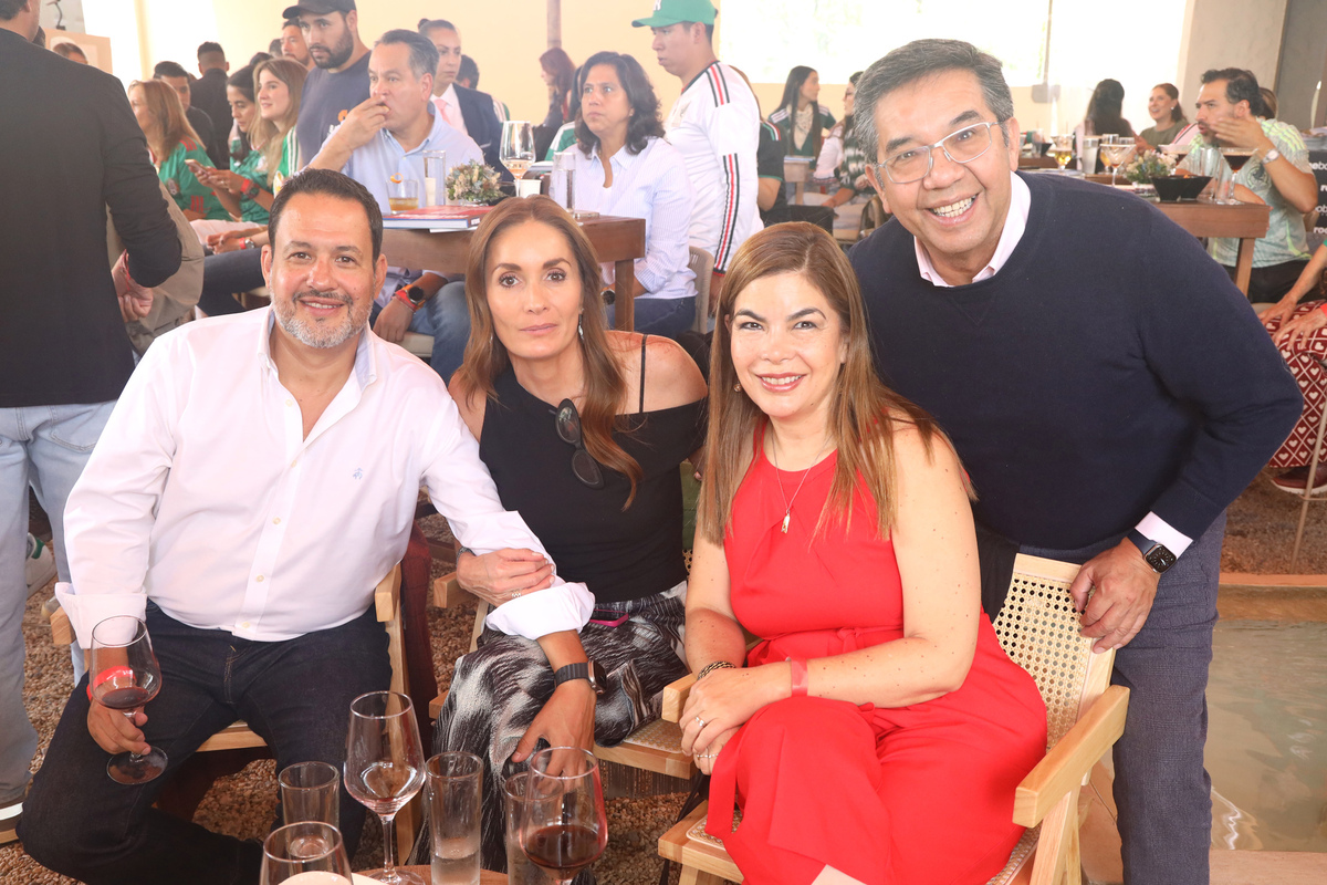 Jaime y Paola Fernández con Ana Penagos y Luis Camarena.