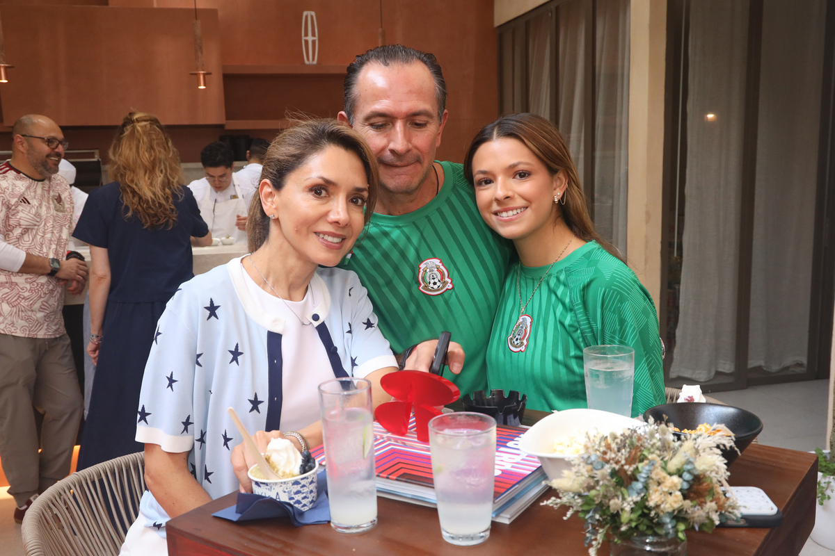 Erika Ruiz, Efraín y Valeria Ortiz.