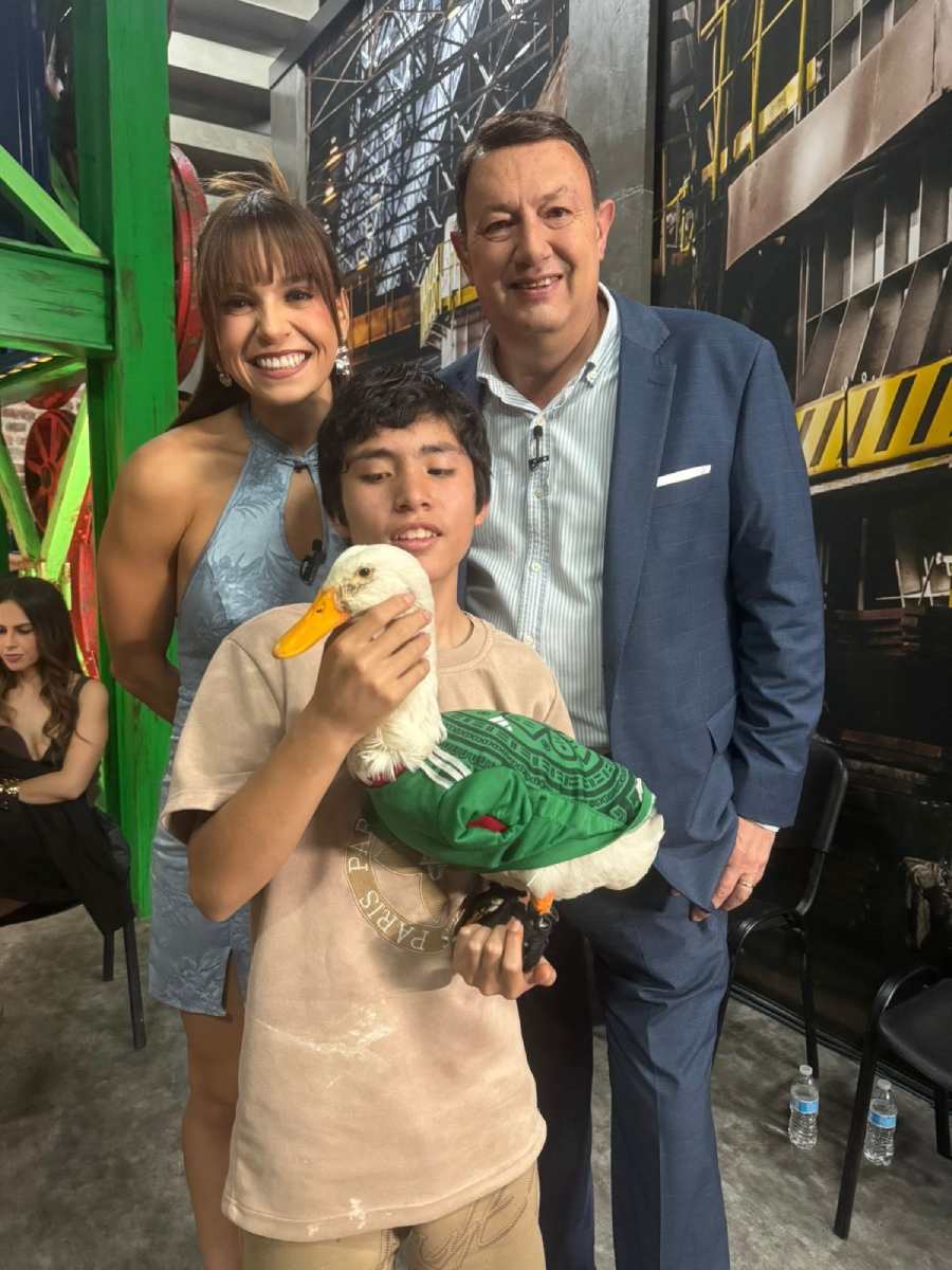 Tania Rincón y Toño de Valdés con el pato Merlín.