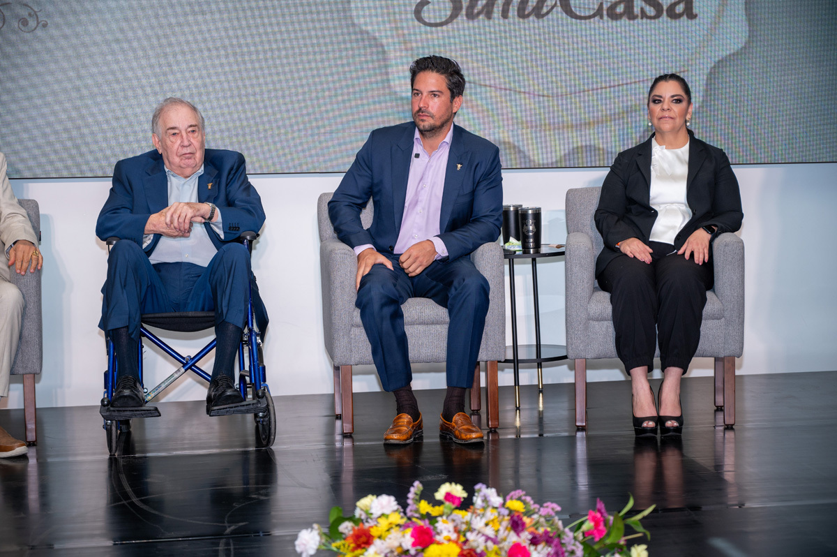 Víctor González, Víctor González y Astrid García.