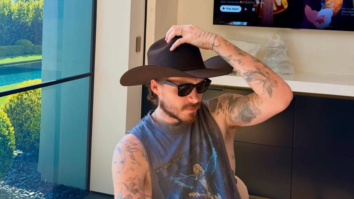 Acusan a Brooklyn Beckham de aprovechar su distanciamiento familiar en un anuncio publicitario; expertos advierten sobre el declive de su carrera Acusan a Brooklyn Beckham de aprovechar su distanciamiento familiar en un anuncio publicitario; expertos advierten sobre el declive de su carrera