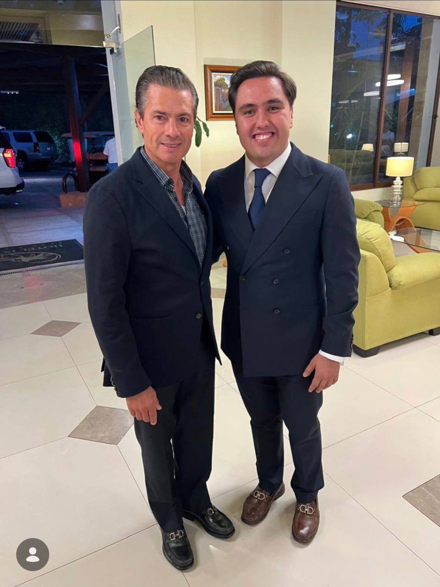 La fotografía entre un empleado del hotel de Ixtapa de la Sal con Enrique Peña Nieto se habría sido tomada el año pasado.