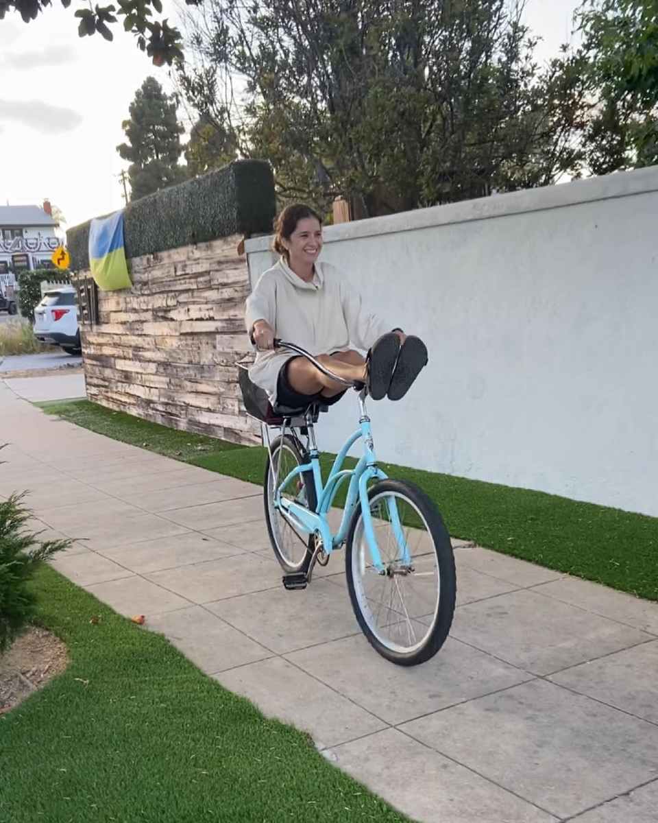 A Roxana le encanta disfrutar de la ciudad en bicicleta.