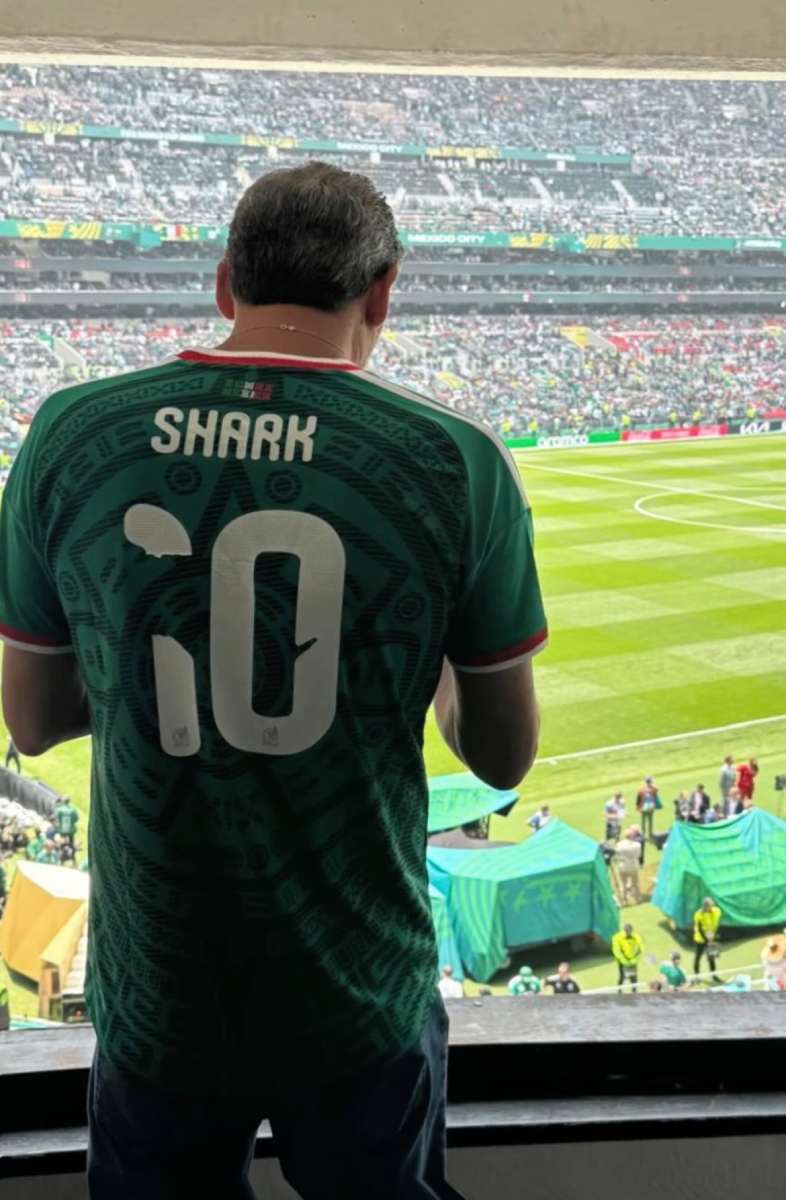 El empresario Arturo Elías Ayub presumiendo su jersey de la Selección en el Estadio Ciudad de México.