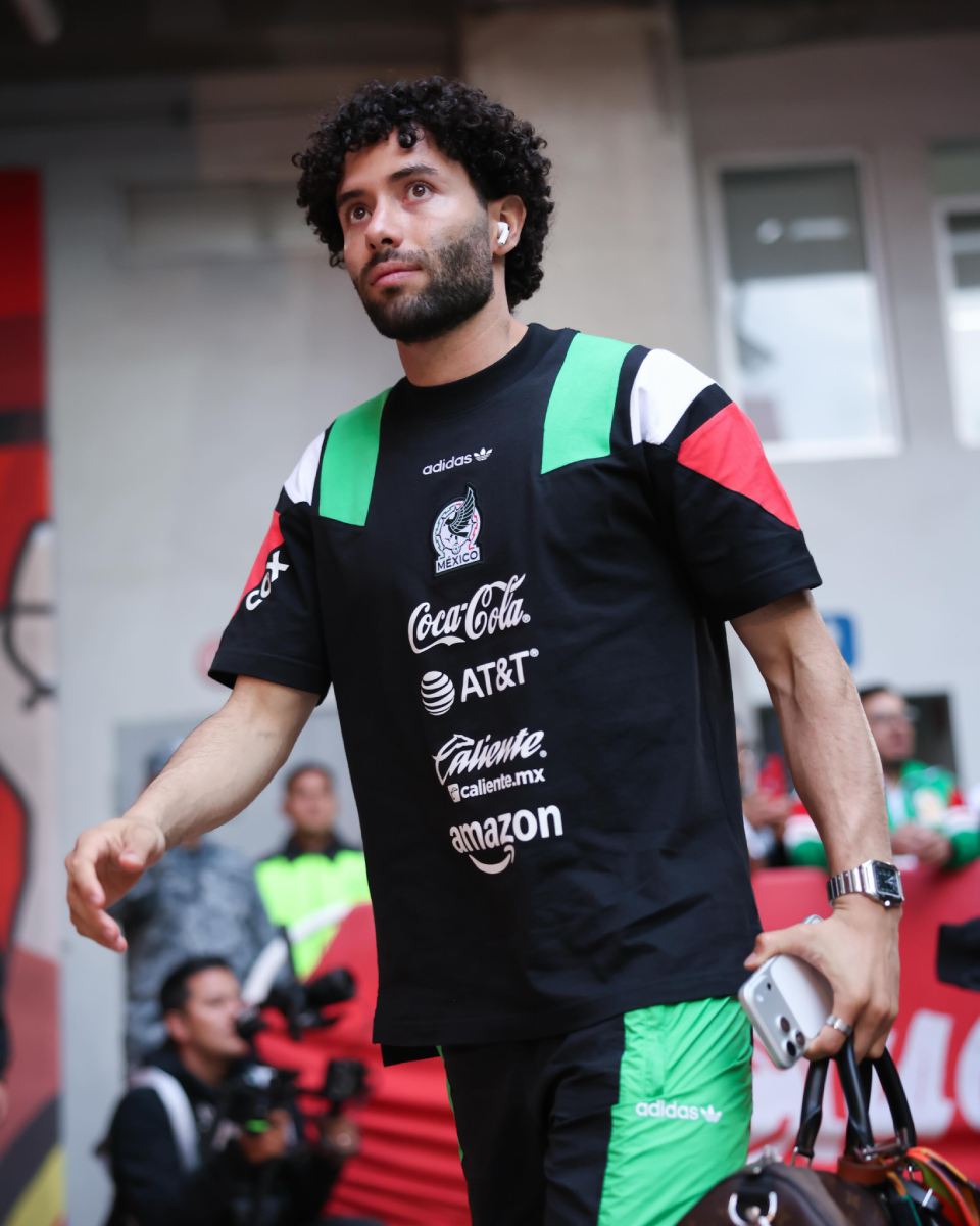 Jugadores de la Selección Mexicana y sus bolsos de lujo.