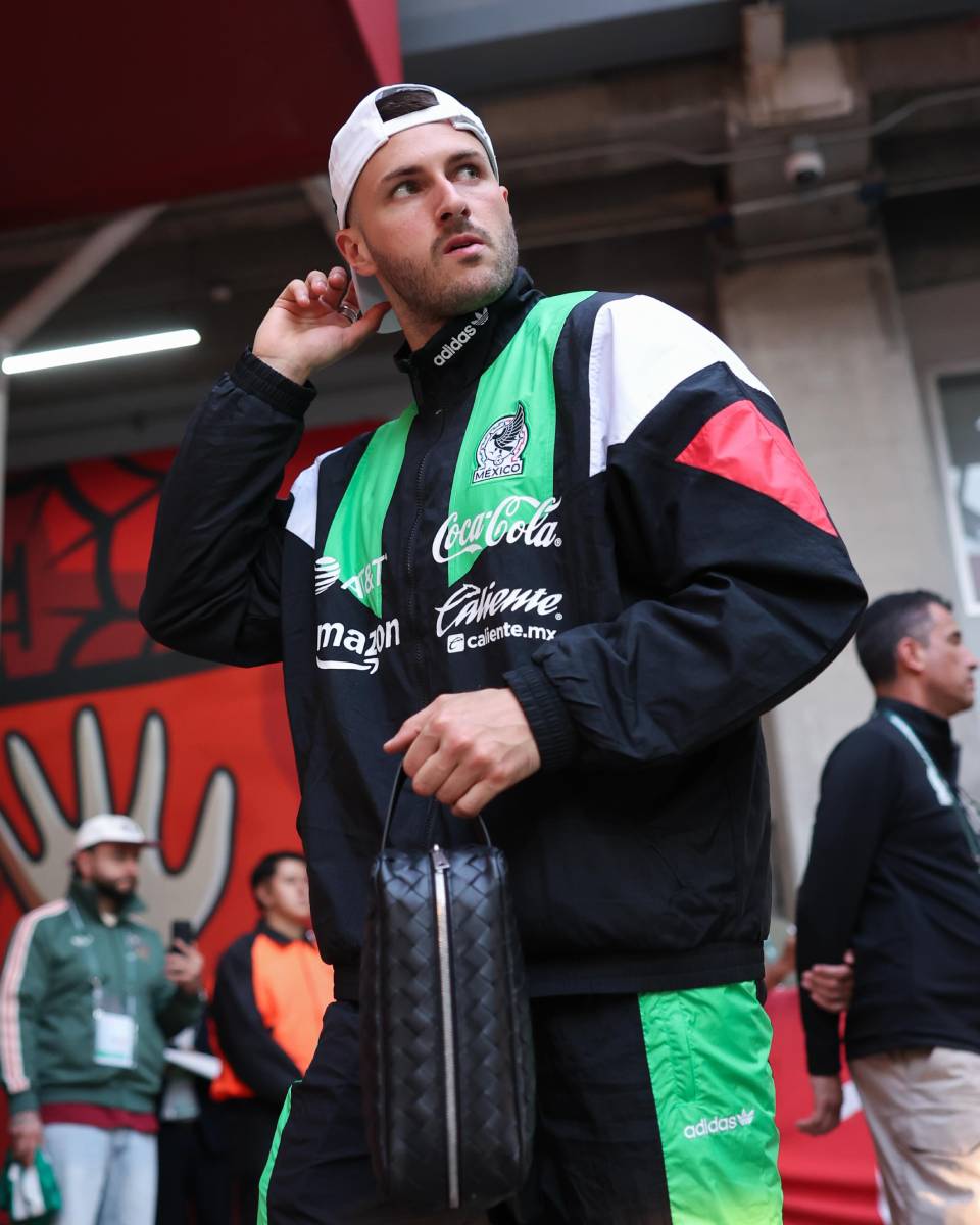 Jugadores de la Selección Mexicana y sus bolsos de lujo.