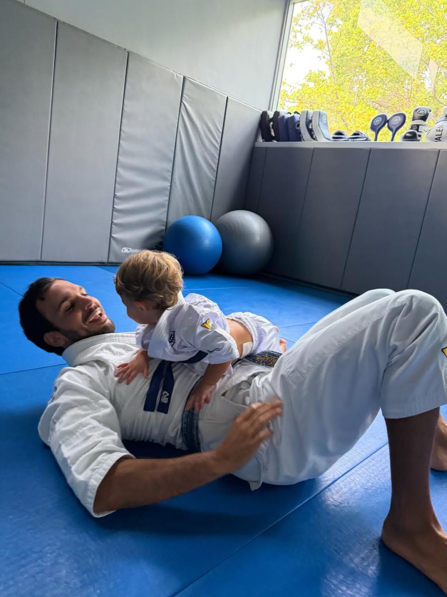 Gisele Bündchen incluyó varias imágenes de su esposo, Joaquim Valente, pasando tiempo con su hijo.