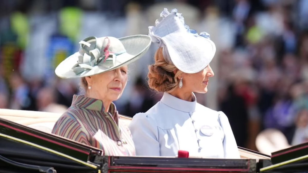 Harriet Sperling en su llegada al hipódromo junto a su suegra, la princesa Ana.