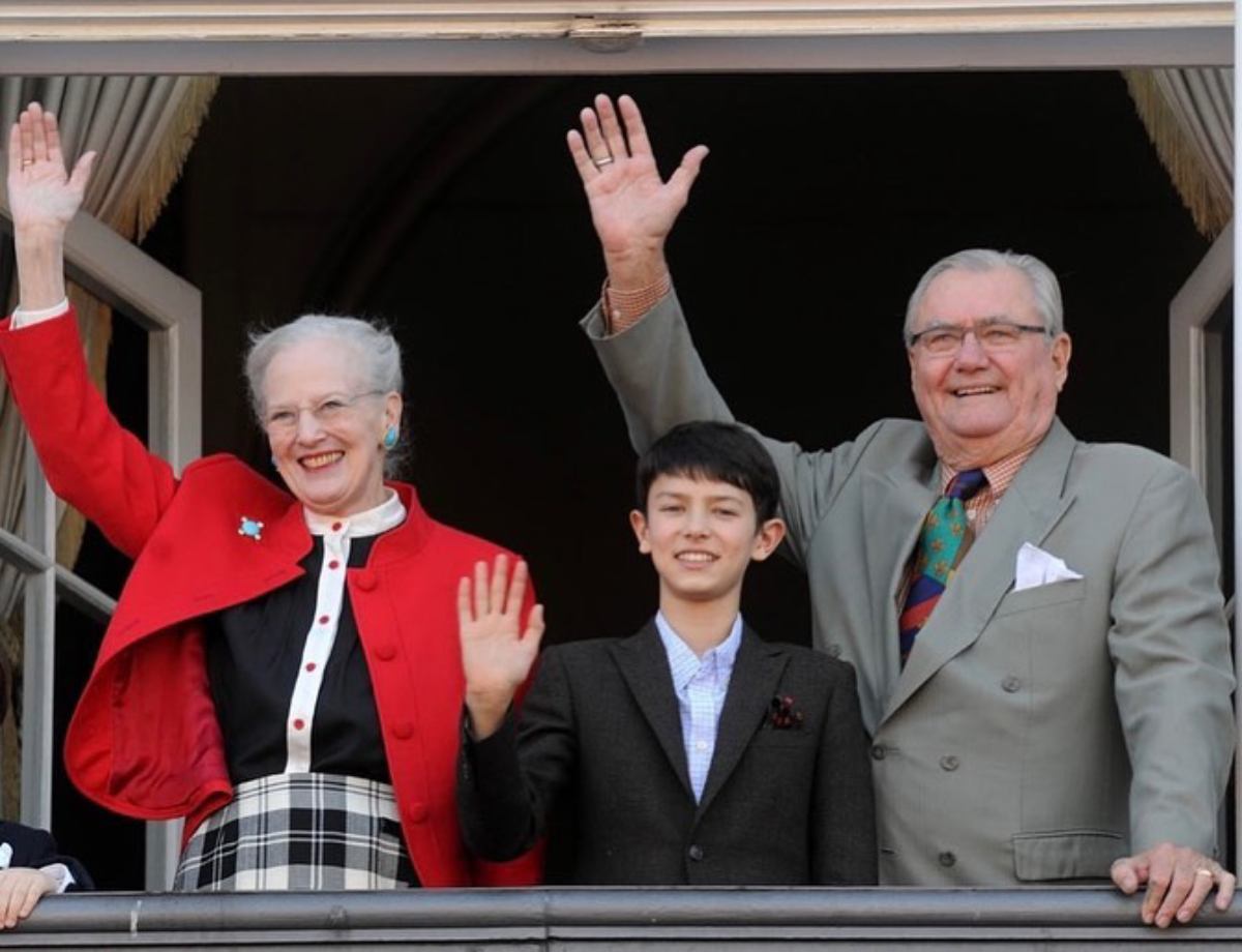 La reina Margarita con su entonces pequeño nieto Nicolás de Dinamarca.
