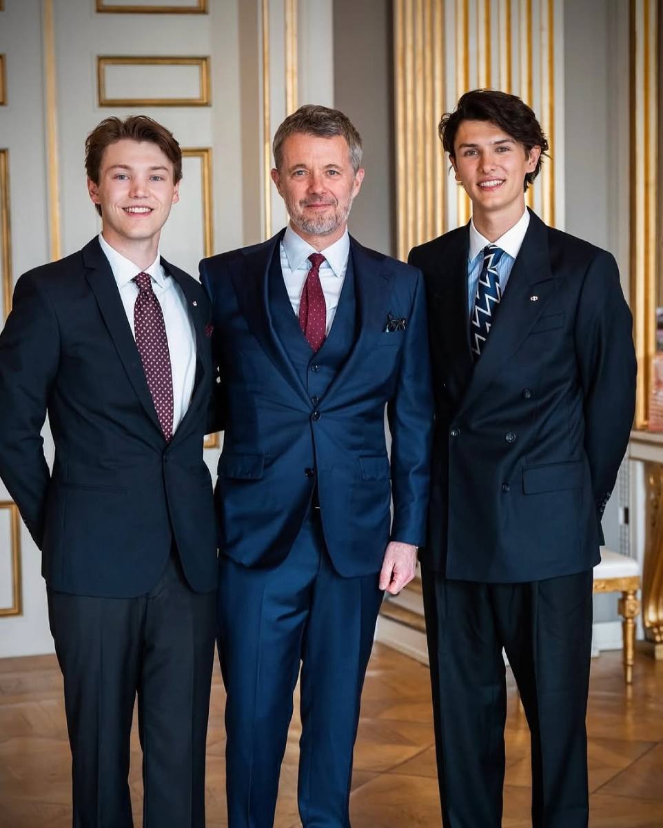 Nicolás de Dinamarca junto a su hermano Félix y su tío, el rey Federico X. 