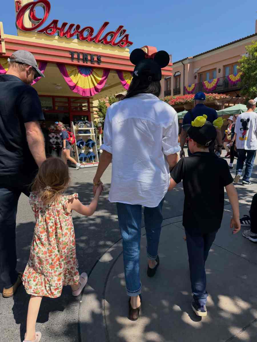 Harry y Meghan con sus hijos Archie y Lilibet en una visita a Disneyland.