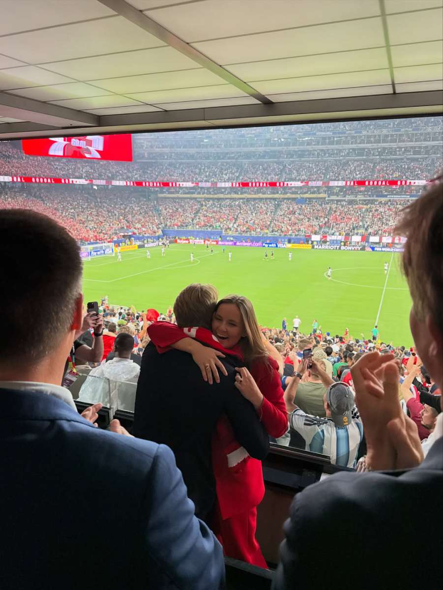 Ingrid y Sverre Magnus celebraron el triunfo de Noruega en el Mundial 2026. 