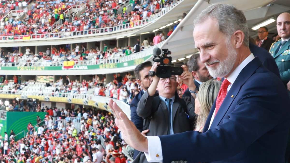 Pese a su ausencia, la reina Letizia se hace presente en Guadalajara gracias a este cariñoso comentario del rey Felipe de España
