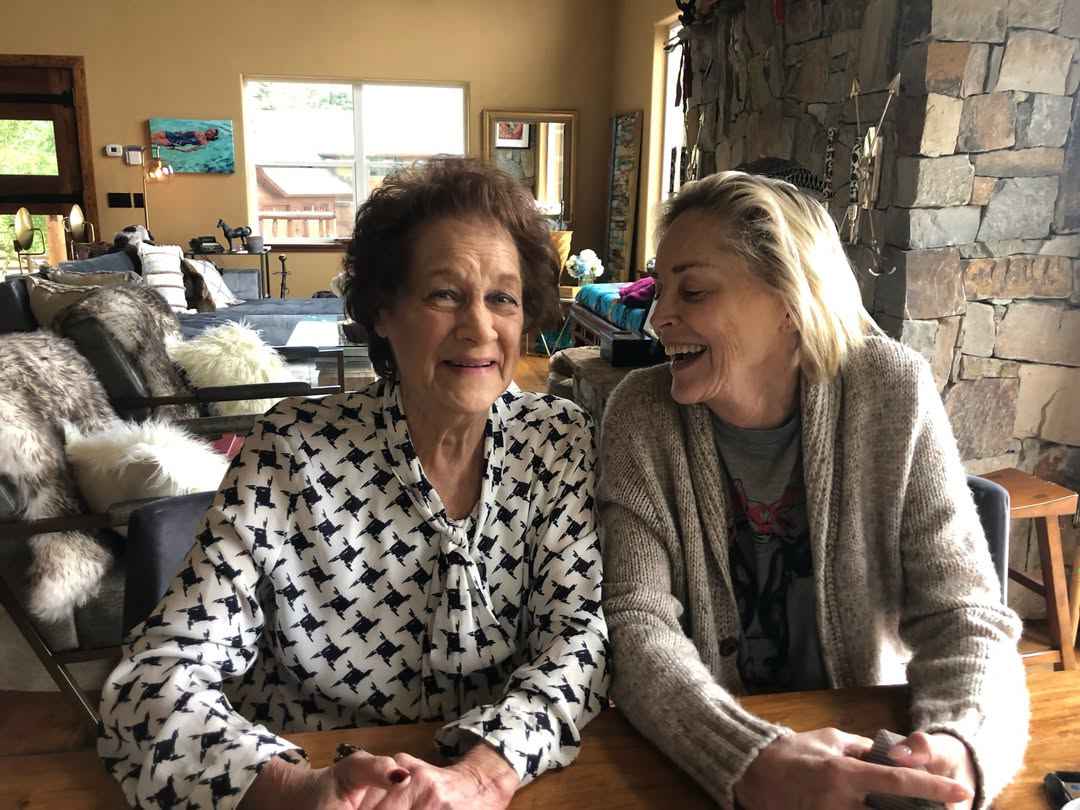 Sharon Stone con su mamá, Dorothy, quien lamentablemente falleció en 2025, a los 91 años.