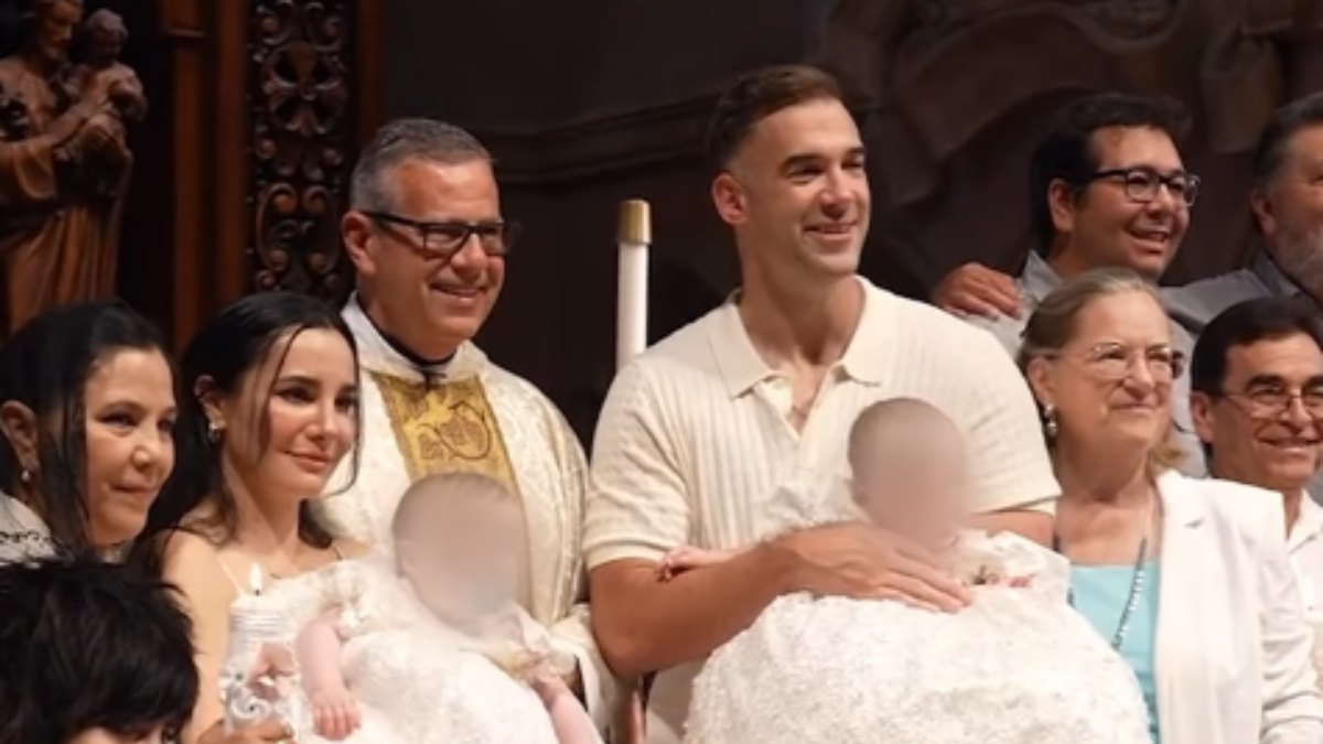 Martha Higareda comparte emotivos momentos del bautizo de sus mellizas junto a Lewis Howes