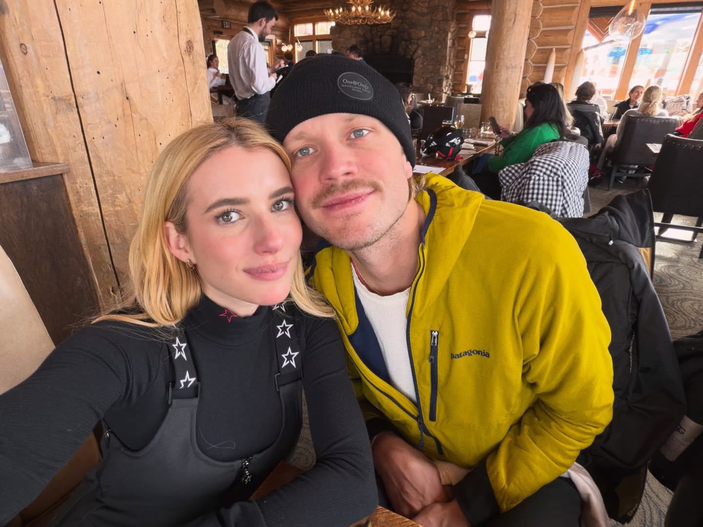 Emma Roberts se casa con Cody John en una celebración que reunió a familia y amigos, incluida Julia Roberts