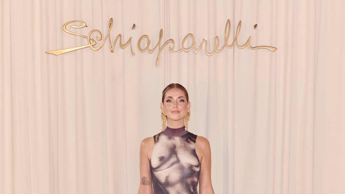 Karlie Kloss, Bad Bunny y Chiara Ferragni protagonizan el surrealista desfile de Schiaparelli en París Karlie Kloss, Bad Bunny y Chiara Ferragni protagonizan el surrealista desfile de Schiaparelli en París