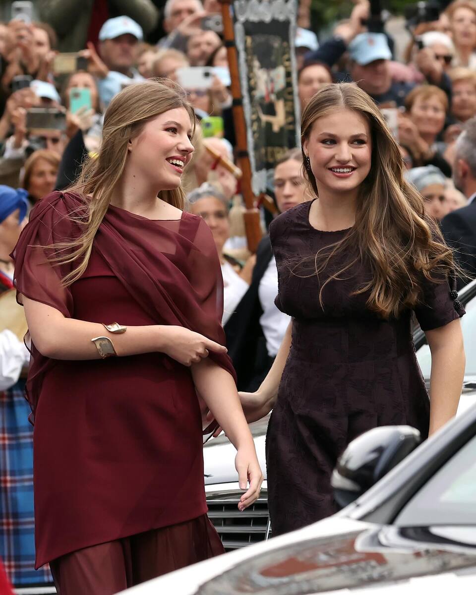 Mientras la princesa Leonor estudiará Ciencias Políticas en la Universidad Carlos III de Madrid, la infanta Sofía estudia Políticas y Relaciones Internacionales.