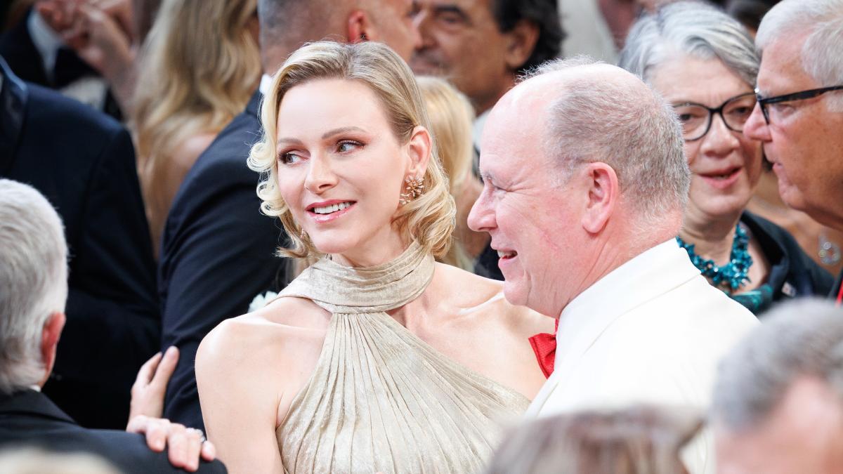 Sin la presencia de la princesa Carolina, pero con Charlène como gran protagonista, así fue la gala de la Cruz Roja de Mónaco Sin la presencia de la princesa Carolina, pero con Charlène como gran protagonista, así fue la gala de la Cruz Roja de Mónaco